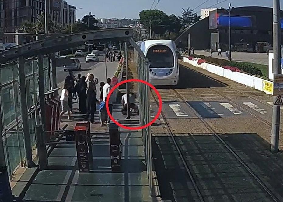 Hayat Kurtaran Güvenlik Görevlisinin Hızlı Tepkisi Kameralara Yansıdı