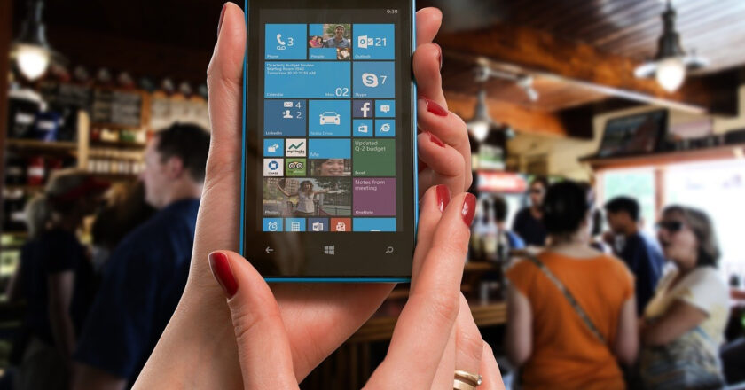 Nokia akıllı telefon pazarından tamamen çekildi