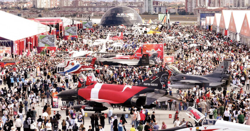 TEKNOFEST’e miniklerden büyük ilgi… Kedisini oyuncağını alan geldi