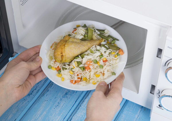 Mikrodalga fırınlar besin değerini yok ediyor mu? Bilim insanları yanıtladı