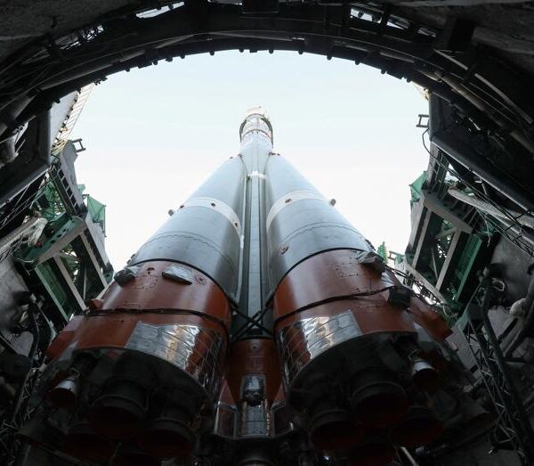 Rus kozmonotlar Dünya’yı iki kez turlayacak