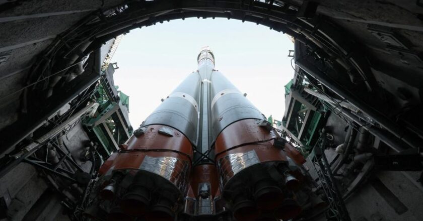 Rus kozmonotlar Dünya’yı iki kez turlayacak